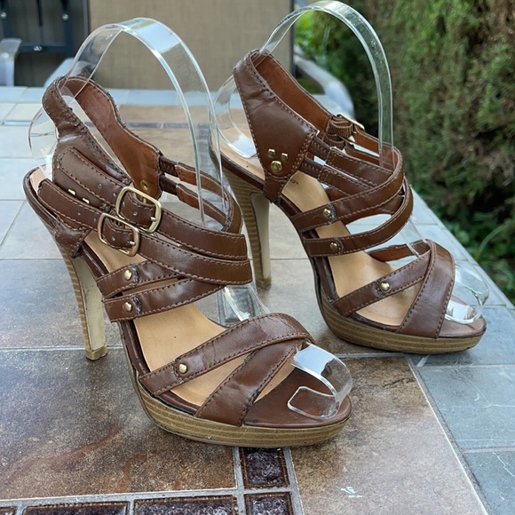 Delicious Open Toe With Multiple Straps & a Double Gold Buckle Leather heels - Picture 2 of 8